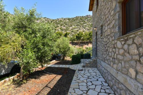 Astros Beach house within an olive farm in แอสโทรซ Astros Beach house within an olive farm in แอสโทรซ