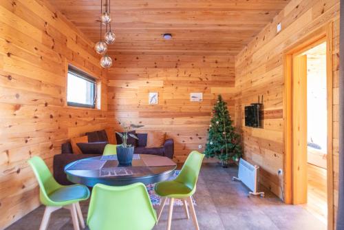 公共休息室/电视室, Ideal six-person villa for large families with pets, featuring barbecue and spacious yard Svaneti Сo in 乌什赫瓦讷里 公共休息室/电视室, Ideal six-person villa for large families with pets, featuring barbecue and spacious yard Svaneti Сo in 乌什赫瓦讷里