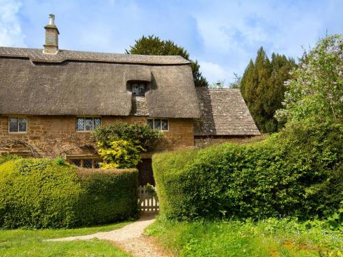 Vchod, Thatch on the Green in Great Tew Vchod, Thatch on the Green in Great Tew