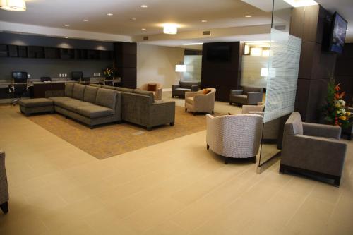 Shared lounge/TV area, Wingate by Wyndham Niagara Falls in Niagara Falls (NY) Shared lounge/TV area, Wingate by Wyndham Niagara Falls in Niagara Falls (NY)