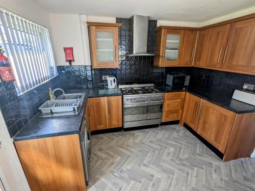 Kitchen, No 51 - Spacious 3 Bed Home - Free Parking - Wi-Fi - Contractors in Croxteth Kitchen, No 51 - Spacious 3 Bed Home - Free Parking - Wi-Fi - Contractors in Croxteth