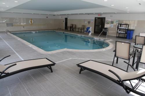 Swimming pool, Wingate by Wyndham Niagara Falls in Niagara Falls (NY) Swimming pool, Wingate by Wyndham Niagara Falls in Niagara Falls (NY)