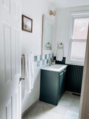 Bathroom, Elegant Designer Home near NYC/EWR/Red Bull Arena in Harrison (NJ) Bathroom, Elegant Designer Home near NYC/EWR/Red Bull Arena in Harrison (NJ)