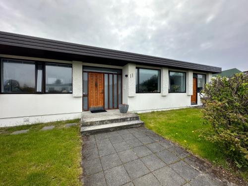 Modern and stylish house in heart of Reykjavik in เซลต์ยาร์นาร์เนส Modern and stylish house in heart of Reykjavik in เซลต์ยาร์นาร์เนส