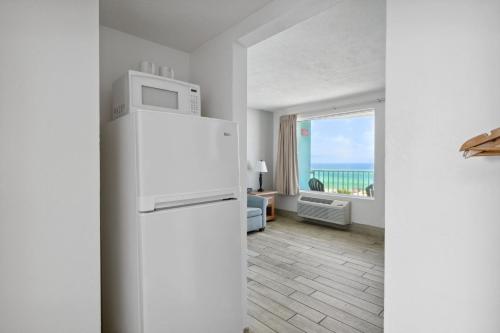 Kitchen, Holiday Terrace Beachfront Hotel, a By The Sea Resort in Panama City (FL) Kitchen, Holiday Terrace Beachfront Hotel, a By The Sea Resort in Panama City (FL)