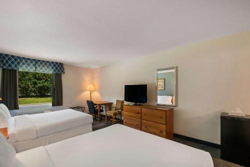 SureStay Plus Hotel by Best Western Berkeley Springs in Berkeley Springs (WV) SureStay Plus Hotel by Best Western Berkeley Springs in Berkeley Springs (WV)