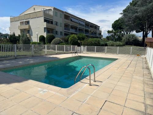 Swimming pool, Studio Calme Dernier Etage in La Fontonne Swimming pool, Studio Calme Dernier Etage in La Fontonne