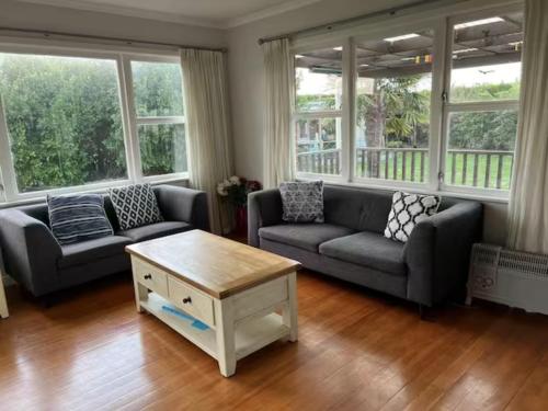 Besties West Auckland in คูเมอ Besties West Auckland in คูเมอ