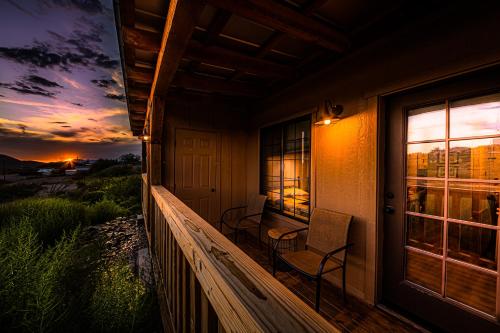 Erkély/terasz, Miners Cabin #3 -Two Double Beds - Private Balcony - Walk to the Action in Tombstone Erkély/terasz, Miners Cabin #3 -Two Double Beds - Private Balcony - Walk to the Action in Tombstone