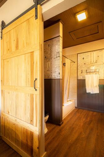 Fürdőszoba, Miners Cabin #3 -Two Double Beds - Private Balcony - Walk to the Action in Tombstone Fürdőszoba, Miners Cabin #3 -Two Double Beds - Private Balcony - Walk to the Action in Tombstone