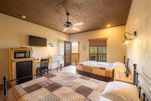 Miners Cabin #3 -Two Double Beds - Private Balcony - Walk to the Action in Tombstone Miners Cabin #3 -Two Double Beds - Private Balcony - Walk to the Action in Tombstone