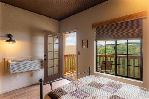 Erkély/terasz, Miners Cabin #4 - King Bed - Private Balcony with Views in Tombstone Erkély/terasz, Miners Cabin #4 - King Bed - Private Balcony with Views in Tombstone