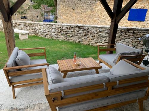 Gite avec jacuzzi 6 personnes in Brouchaud Gite avec jacuzzi 6 personnes in Brouchaud