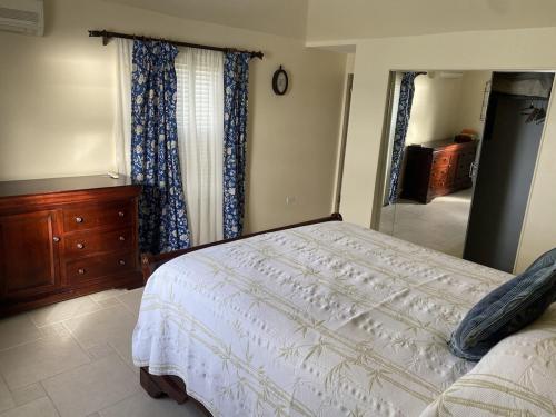 Beautiful Water Front Property - Snorkel, Fish, or RELAX in the BEST LOCATION! in Bermuda Beautiful Water Front Property - Snorkel, Fish, or RELAX in the BEST LOCATION! in Bermuda