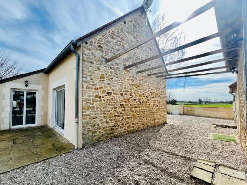 A szálláshely kívülről, "Villa du Circuit" avec Piscine, 4 Chambres, 4 SDB, a 8 min du circuit, parking et portail electriqu in Mars Sur Allier A szálláshely kívülről, "Villa du Circuit" avec Piscine, 4 Chambres, 4 SDB, a 8 min du circuit, parking et portail electriqu in Mars Sur Allier