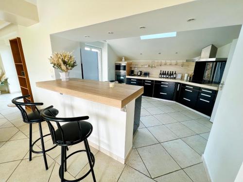 Konyha, "Villa du Circuit" avec Piscine, 4 Chambres, 4 SDB, a 8 min du circuit, parking et portail electriqu in Mars Sur Allier Konyha, "Villa du Circuit" avec Piscine, 4 Chambres, 4 SDB, a 8 min du circuit, parking et portail electriqu in Mars Sur Allier