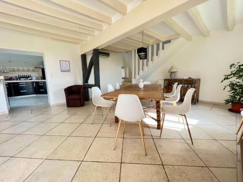 Konyha, "Villa du Circuit" avec Piscine, 4 Chambres, 4 SDB, a 8 min du circuit, parking et portail electriqu in Mars Sur Allier Konyha, "Villa du Circuit" avec Piscine, 4 Chambres, 4 SDB, a 8 min du circuit, parking et portail electriqu in Mars Sur Allier