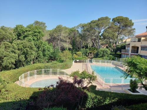 T2 avec Piscine Tennis Terrasse Parking privé