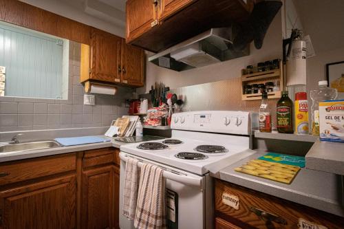 Kitchen, Pring Guesthouse in Hamilton (ON) Kitchen, Pring Guesthouse in Hamilton (ON)