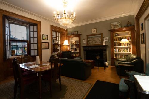 Shared lounge/TV area, Pring Guesthouse in Hamilton (ON) Shared lounge/TV area, Pring Guesthouse in Hamilton (ON)