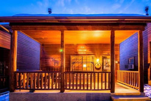 balkon/terras, Cabin#2 Elk Hallow - Pet Friendly - Sleeps 6 - Playground & Game Room in Kohls Ranch balkon/terras, Cabin#2 Elk Hallow - Pet Friendly - Sleeps 6 - Playground & Game Room in Kohls Ranch