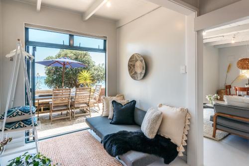 Onetangi Waterfront Bach - Coast & Country in Waiheke Island Onetangi Waterfront Bach - Coast & Country in Waiheke Island