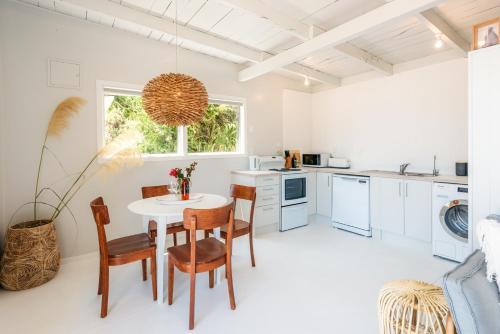 Onetangi Waterfront Bach - Coast & Country in Waiheke Island Onetangi Waterfront Bach - Coast & Country in Waiheke Island