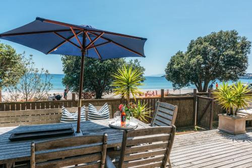 Onetangi Waterfront Bach - Coast & Country in Waiheke Island Onetangi Waterfront Bach - Coast & Country in Waiheke Island