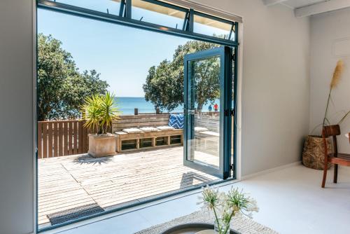 Onetangi Waterfront Bach - Coast & Country in Waiheke Island Onetangi Waterfront Bach - Coast & Country in Waiheke Island