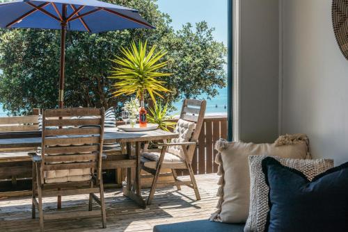 Onetangi Waterfront Bach - Coast & Country in Waiheke Island Onetangi Waterfront Bach - Coast & Country in Waiheke Island