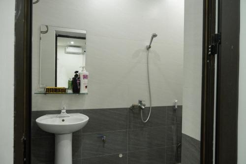Douche, Anh Anh Luxury Hotel in Tuyen Quang Douche, Anh Anh Luxury Hotel in Tuyen Quang