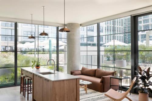 Közös társalgó / TV, ROOST Tampa near Tampa Bay Előadóművész Központ Közös társalgó / TV, ROOST Tampa near Tampa Bay Előadóművész Központ