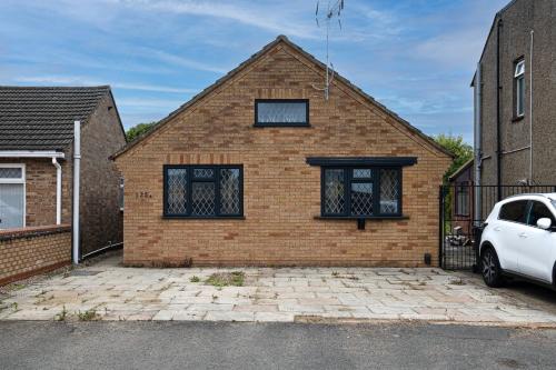 7 Guests - 4 Bedroom - Free Wi-Fi - Kettering in Kettering 7 Guests - 4 Bedroom - Free Wi-Fi - Kettering in Kettering