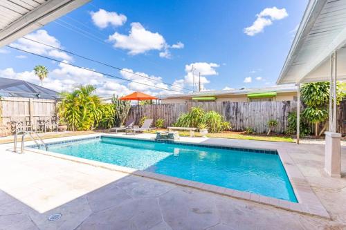 수영장, Tropic Home 3 Bedrooms with Pool & Relax Backyard in 에메랄드 힐스 수영장, Tropic Home 3 Bedrooms with Pool & Relax Backyard in 에메랄드 힐스