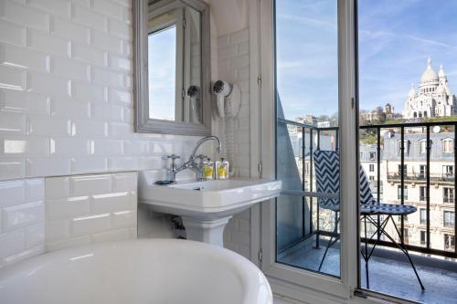 Balcony/terrace, Le Regent Montmartre by Hiphophostels in Opera Balcony/terrace, Le Regent Montmartre by Hiphophostels in Opera