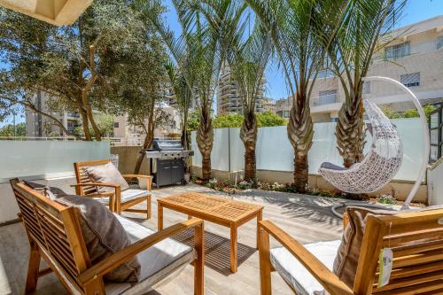 Boutique Villa with Rooftop Pool in Netanya Boutique Villa with Rooftop Pool in Netanya