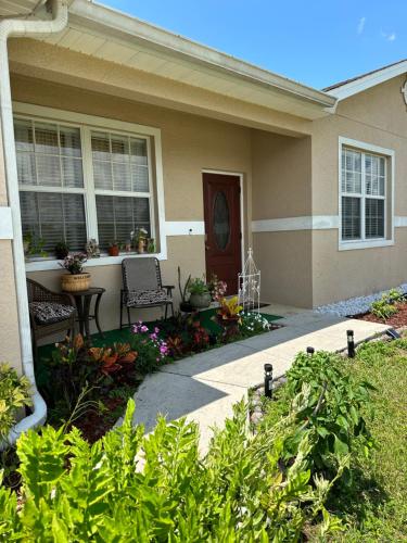 Quite room in a family home in Lehigh Acres (FL) Quite room in a family home in Lehigh Acres (FL)
