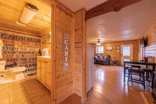 Faciliteiten, Cabin #6 Bobcat Bunkhouse - Pet Friendly - King Bed - Sleeps 4 in Kohls Ranch Faciliteiten, Cabin #6 Bobcat Bunkhouse - Pet Friendly - King Bed - Sleeps 4 in Kohls Ranch