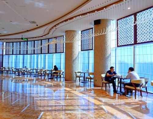 Restoran, Days Hotel & Suites China Town - Metro Line 2 - Nearby Wuyi Square - 31st foor for breakfast (Days Hotel & Suites China Town---Five minutes to reach Changsha Station, the metro Line 2 & Line 6 a) in Changsha Restoran, Days Hotel & Suites China Town - Metro Line 2 - Nearby Wuyi Square - 31st foor for breakfast (Days Hotel & Suites China Town---Five minutes to reach Changsha Station, the metro Line 2 & Line 6 a) in Changsha