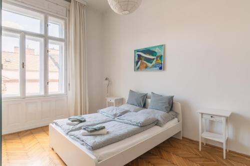 Sunny, Airy, Artsy & Authentic Loft with Balcony