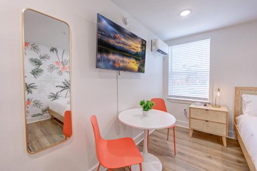 In Living Coral Studio Apartment in Downtown Galveston In Living Coral Studio Apartment in Downtown Galveston