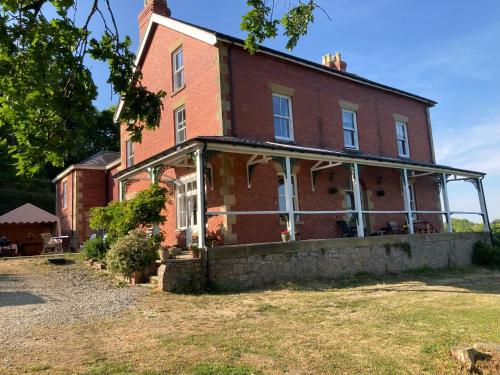 A szálláshely kívülről, Penyvoel Hall in Llandysilio A szálláshely kívülről, Penyvoel Hall in Llandysilio