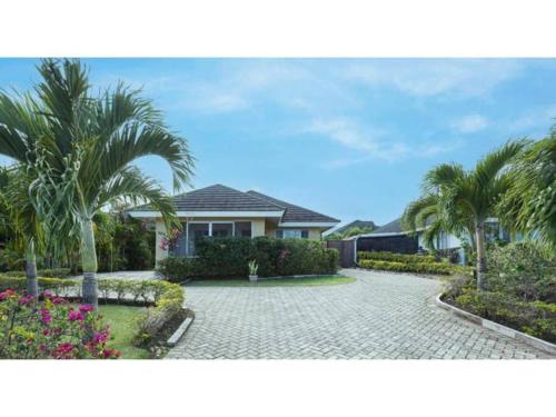 Richmond - Heroes Villa, North Coast, Gated, Access to Swimming Pool, Playground & Private Beach - W in Plantation Village Richmond - Heroes Villa, North Coast, Gated, Access to Swimming Pool, Playground & Private Beach - W in Plantation Village