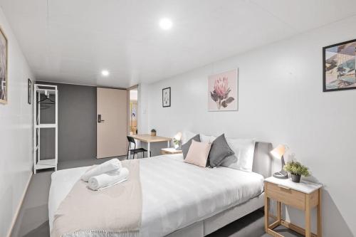 Large Room in Pymble near Train & Bus Sleeps 2 in Upper North Shore Large Room in Pymble near Train & Bus Sleeps 2 in Upper North Shore
