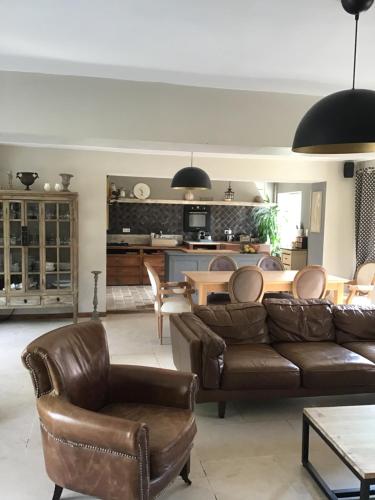 Large and chic house near DisneylandParis, Charles-de-Gaulle Airport and 45 mn from Paris in Penchard Large and chic house near DisneylandParis, Charles-de-Gaulle Airport and 45 mn from Paris in Penchard