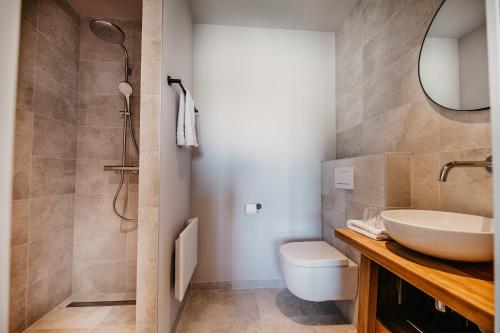 Bathroom, Motel-Restaurant-Grand Cafe de Caisson in Kapelle Bathroom, Motel-Restaurant-Grand Cafe de Caisson in Kapelle