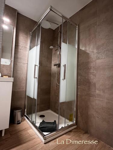 Bathroom, La dimeresse : charmant 2 pieces avec vue, dans le centre medieval in Brie-Comte-Robert Bathroom, La dimeresse : charmant 2 pieces avec vue, dans le centre medieval in Brie-Comte-Robert