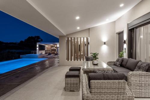 شرفة/ تراس, Villa Roselia - Luxury Escape with Magnificent Views, by ZanteWize in Ploumari شرفة/ تراس, Villa Roselia - Luxury Escape with Magnificent Views, by ZanteWize in Ploumari