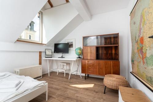 Artistic Flat With Entresol - 5' Market Square - by Upstairs