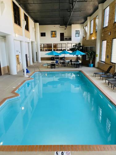Bazen, The Suites Hotel at Waterfront Plaza in Duluth (MN) Bazen, The Suites Hotel at Waterfront Plaza in Duluth (MN)
